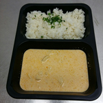 Kuřecí prsa na červeném kari s dušenou rýží